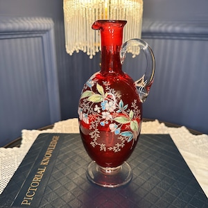 Jarra de vidro cranberry vintage com pintura floral em esmalte à mão, vaso de vidro artístico vitoriano, jarro vermelho rubi, decoração inglesa para casa.