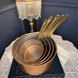 Vintage Franse koperen steelpannenset met messing handgrepen | 5-delig koperen kookgerei | Rustiek keukendecor | Chef-kok cadeau