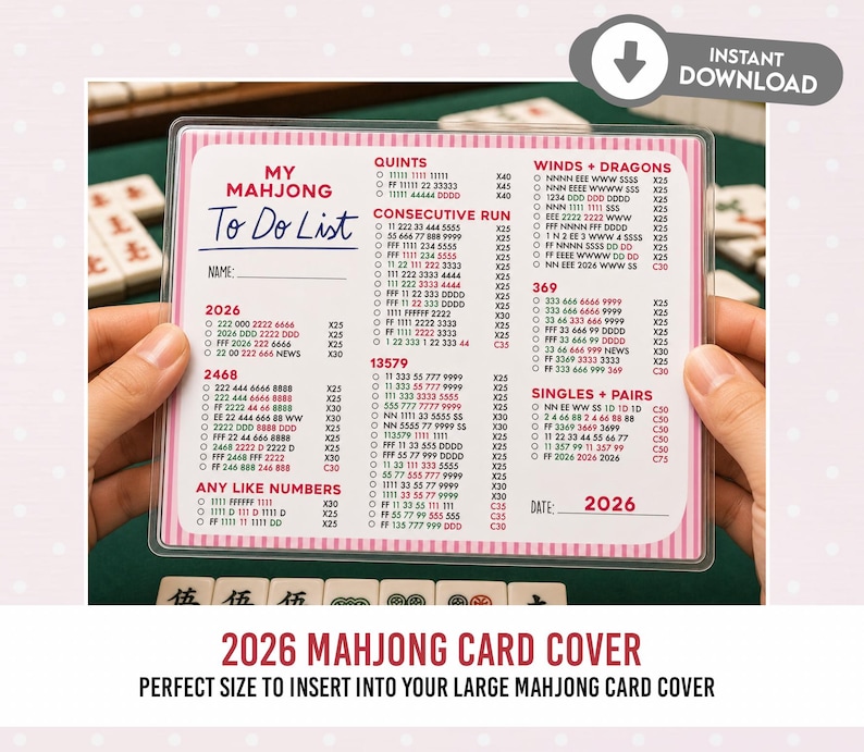 K&ouml;nnte beinhalten: Eine rosa-wei&szlig;es Mahjong To Do List Karte mit einer transparenten Kunststoffh&uuml;lle. Die Karte enth&auml;lt Abschnitte f&uuml;r Quint, Consecutive Run und Singles & Pairs. Der Text "2026" ist sichtbar. Die Karte wird von zwei H&auml;nden gehalten.