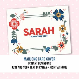 Op de afbeelding: Een witte kaart met een bloemenrand met rode, blauwe en gele bloemen. De naam "SARAH" staat in rode blokletters, met daaronder "MAHJONG 2026". De tekst onderaan luidt "MAHJONG CARD COVER" en "INSTANT DOWNLOAD".