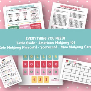 Könnte beinhalten: Ein Set mit Spielmaterialien für American Mahjong, darunter eine Tischübersicht, eine Solo-Spielkarte und eine Scorecard. Das Bild zeigt farbenfrohe gedruckte Karten mit Text und Grafiken, vor einem rosa Hintergrund mit Punkten.