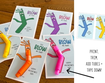 Op de afbeelding: Een set printbare Valentijnsdagkaarten met een cartoon opblaasbaar buispersoon met de tekst "You Blow Me Away". De kaarten zijn ontworpen om uit te knippen en een opblaasbare buis aan te bevestigen.