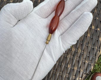 Antike Hutnadel aus Bakelit – Vintage-Hutnadel in Bernsteinbraun mit Stahlnadel, ca. 1910–1930