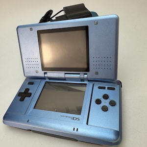 Console Nintendo DS originale blu con caricabatterie – Console portatile a doppio schermo – Sistema di gioco retrò – Testata e funzionante