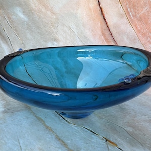Art Glass Bowl with Sterling Silver Leaf Decor – Handcrafted Decorative Glass Dish – Vintage-Style Centerpiece – Unique Home Accent