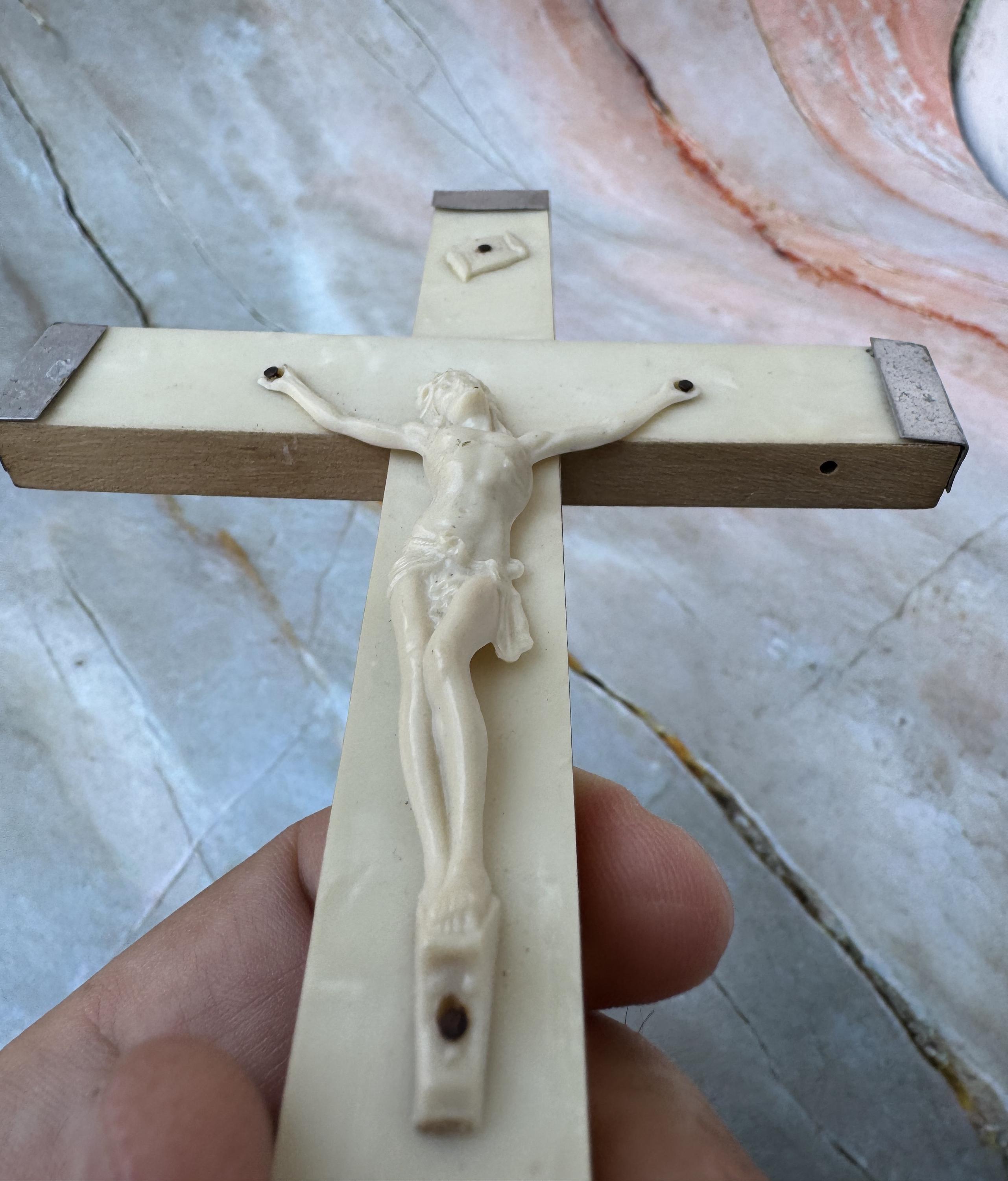 ヴィンテージ木製十字架像 | 白いプラスチック製イエス像 | カトリック