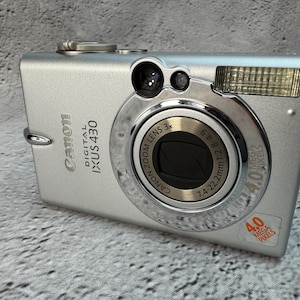 Cámara digital vintage Canon Digital IXUS 430 de 4 MP, zoom 3x, para reparación o repuestos, estilo retro del año 2000.