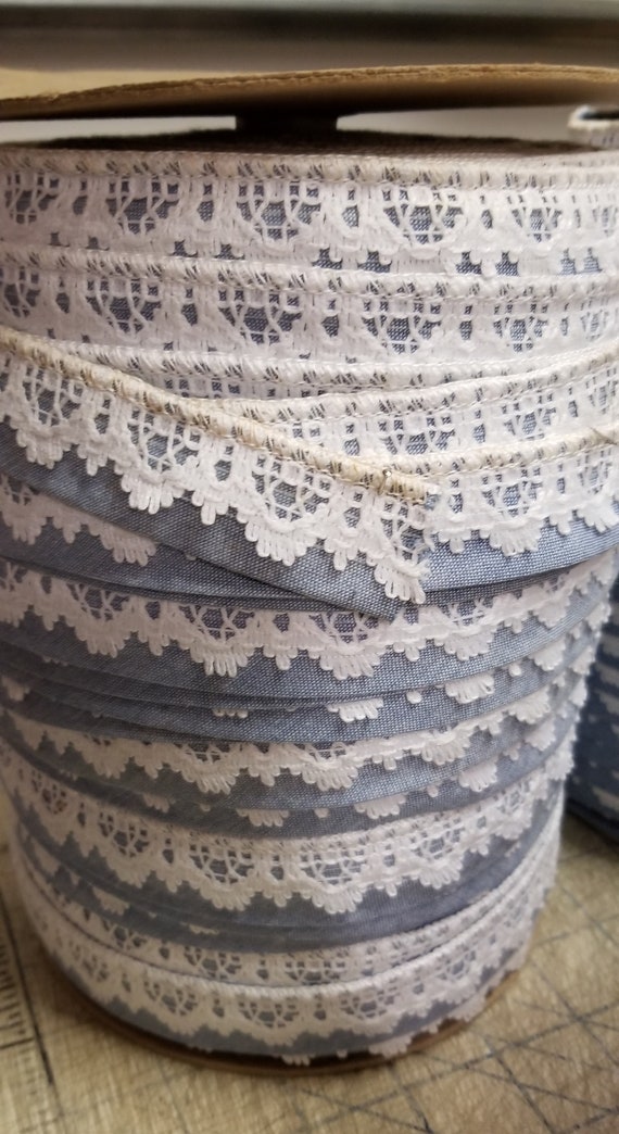 Par Par Par le rouleau livre 150 Yd coton Denim Poly blanc Motif dentelle par le rouleau livre Hobby Lobby passementerie artisanat Vintage 74489a Par Par Par le rouleau livre 150 Yd coton Denim Poly blanc Motif dentelle par le rouleau livre Hobby Lobby passementerie artisanat Vintage 74489a
