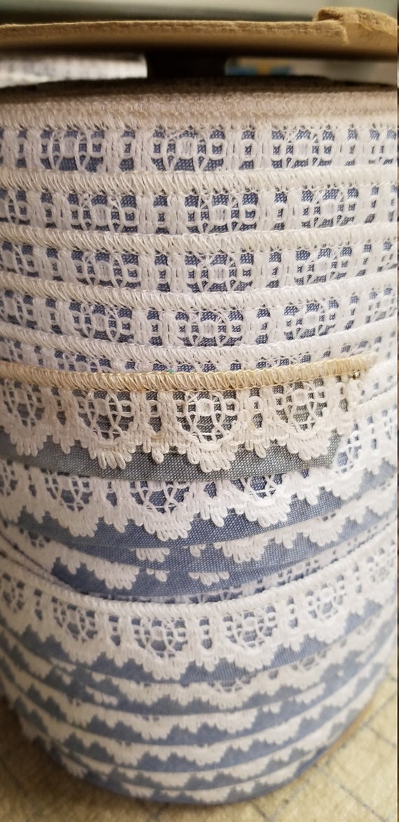 Par Par Par le rouleau livre 150 Yd coton Denim Poly blanc Motif dentelle par le rouleau livre Hobby Lobby passementerie artisanat Vintage 74489a Par Par Par le rouleau livre 150 Yd coton Denim Poly blanc Motif dentelle par le rouleau livre Hobby Lobby passementerie artisanat Vintage 74489a