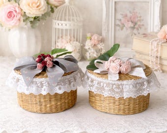 Set of 2 Shabby Chic Wicker Keepsake Baskets – Vintage-Style Woven Trinket Boxes with Lace, Ribbons, and Floral Lids