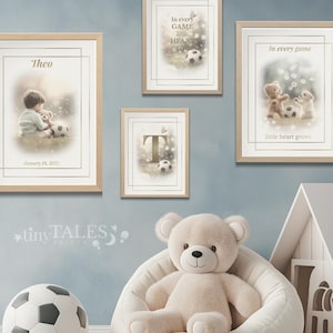 Juego de arte mural de fútbol para habitación de bebé: láminas personalizadas para bebé niño con nombre, letra y frase / Descarga digital de osito de fútbol - Tiny Champions