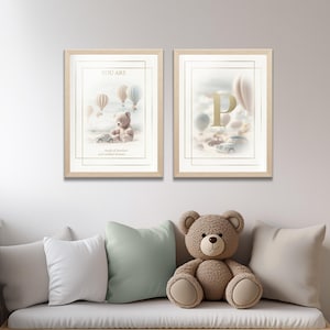 Arte de pared para habitación infantil "Bon Voyage" - Juego de 2 impresiones digitales / Póster de osito de peluche con coche clásico y globo aerostático / Decoración para habitación de bebé niño / Impresión instantánea