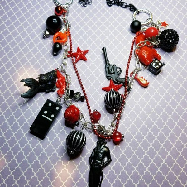 Collier à breloques d'Halloween avec breloques diable vintage, dés de casino, cartes de poker