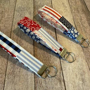 Patriotisk lapptäcke-nyckelring | Röd vit blå tygnyckelring | Nyckelringsrem med USA-flagga | Handgjord fjärde juli-present