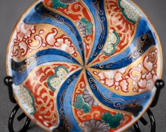 Plato antiguo de porcelana japonesa, período Edo (siglos XVIII-XIX), estilo Imari, azul, rojo y dorado, con dragón y fénix en espiral POJP260011