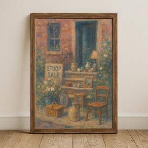 以下が含まれることがあります： 額縁に入った絵画で、玄関先での販売シーンを描いています。「STOOP SALE」と書かれた看板と青いドアのある赤いレンガ造りの建物が描かれています。椅子、バスケット、陶器など、さまざまなアイテムが展示されており、花のアクセントが施されています。