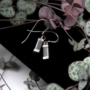 Pendientes colgantes de péndulo de cuarzo en plata de ley con diseño geométrico y gancho francés.