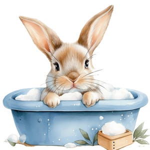 以下が含まれることがあります： 水彩画のイラストで、薄い青色の浴槽で泡風呂に入っている茶色と白のウサギ。ウサギは長い耳をしており、見ている人を見ています。石鹸と緑のある小さな木箱も画像にあります。
