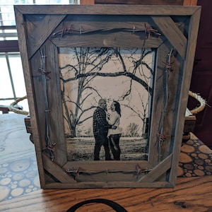 Rustikaler Bilderrahmen aus Holz mit Stacheldraht 20X30