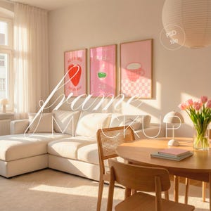 Könnte beinhalten: Heller, luftiger Wohnraum mit cremefarbenem Ecksofa, Holzesstisch und drei gerahmten rosa Kunstdrucken. Die Drucke zeigen Illustrationen und Text. Eine Vase mit rosa Tulpen sorgt für Farbtupfer.
