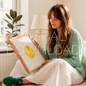 Op de afbeelding: Een ingelijste kunstdruk met een aquarel citroenontwerp op een gestreepte achtergrond. De print zit in een houten lijst. De woorden "DIGITAL DOWNLOAD" staan op de afbeelding. Het algemene thema is woondecoratie.