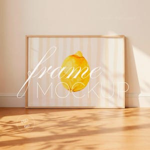 Marco horizontal DIN A sobre suelo de madera, exhibición de arte mural minimalista escandinavo (archivo PSD)