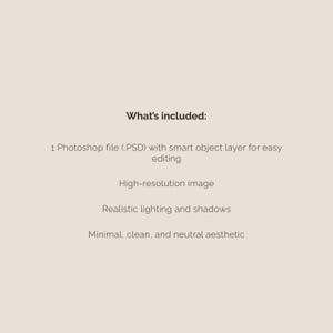 Op de afbeelding: Beige achtergrond met de tekst "What's included:" gevolgd door een lijst. De lijst bevat een Photoshop-bestand, een afbeelding met hoge resolutie, realistische belichting en schaduwen en een minimale, schone en neutrale esthetiek.