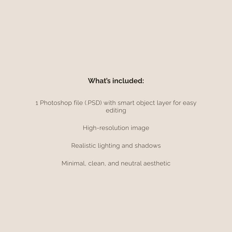 Op de afbeelding: Beige achtergrond met de tekst "What's included:" gevolgd door een lijst. De lijst bevat een Photoshop-bestand, een afbeelding met hoge resolutie, realistische belichting en schaduwen en een minimale, schone en neutrale esthetiek.