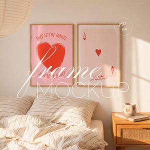 Op de afbeelding: Twee ingelijste kunstdrukken met houten frames. Eén print toont een rood hart en de tekst "THIS IS THE HOUSE THAT LOVE BUILT". De andere print is een speelkaart met een rood hart en de tekst "al lucky girl syndrome!".