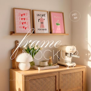 Peut inclure: Mise en scène avec trois cadres avec des impressions roses et du texte. Les cadres sont exposés sur une étagère en bois au-dessus d'un buffet. Le buffet a une façade tressée et est surmonté d'une lampe, d'une cafetière et d'objets décoratifs.