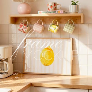 Op de afbeelding: Set van drie keramische mokken met een gespikkelde, matte afwerking. De mokken zijn in crème, lichtgrijs en donkergrijs. Elk heeft een eenvoudig, minimalistisch ontwerp.