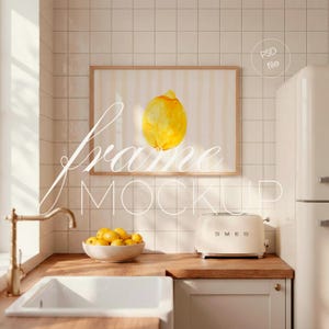Könnte beinhalten: Eine Küchenszene mit einem gerahmten Zitronen-Kunstdruck, einem weißen SMEG-Toaster und einer Schüssel mit Zitronen. Der Kunstdruck zeigt eine gelbe Zitrone auf gestreiftem Hintergrund. Die Küche hat ein weißes Waschbecken und eine Holz-Arbeitsplatte.