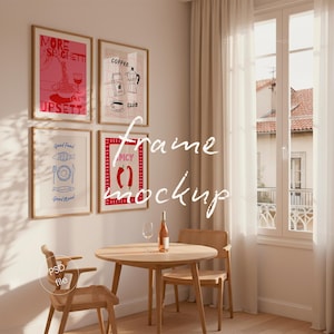 Może przedstawiać: Scena jadalni z czterema oprawionymi wydrukami artystycznymi. Wydruki zawierają ilustracje i tekst związane z jedzeniem, w tym "More Spaghetti", "Coffee Club", "Good Food" i "Spicy". Okrągły drewniany stół z dwoma krzesłami i butelką wina znajduje się na pierwszym planie.