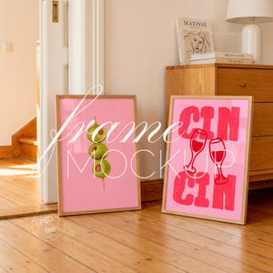 Puede incluir: Una taza de cerámica blanca con un asa negra y el texto "But First, Coffee" en negro, en negrita. La taza está sobre una superficie de madera.