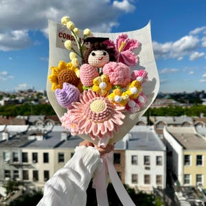 Abschlussfeier Häkelblumenstrauß | Handgemachtes Abschlussgeschenk, für immer Blumen-Abschluss-Blumenstrauß, Klasse von 2025 kundenspezifisches Geschenk für Sie oder Ihn