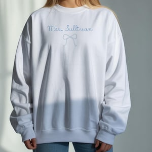 Sudadera bordada personalizada con apellido, camiseta personalizada para despedida de soltera, camisa con apellido de novia, camiseta sin mangas para el día de la boda, camiseta para prepararse para la novia