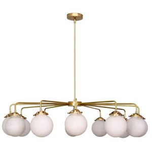 Puede incluir: Una lámpara de araña dorada con ocho pantallas de vidrio blanco en forma de globo. La lámpara tiene un vástago central y brazos radiales, creando un diseño de iluminación moderno y elegante. La lámpara de araña está suspendida del techo.