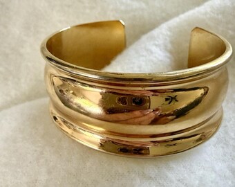 Pulsera ancha vintage Monet de tono dorado con diseño curvo de 2,5 cm (1 pulgada) con firma del diseñador.