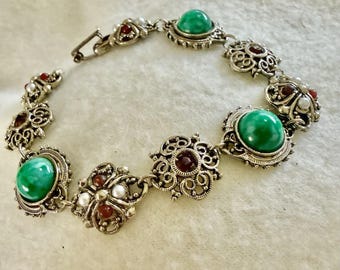Pulsera vintage ART firmada con cabujón de perlas sintéticas verdes de 6 1/2 pulgadas.