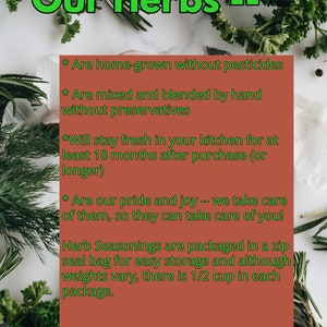 Peut inclure: Gros plan sur des herbes fra&icirc;ches avec un fond rouge et du texte qui dit "Nos Herbes" et liste les avantages des herbes. Le texte indique que les herbes sont cultiv&eacute;es &agrave; la maison sans pesticides, m&eacute;lang&eacute;es et m&eacute;lang&eacute;es &agrave; la main sans conservateurs, restent fra&icirc;ches pendant au moins 18 mois apr&egrave;s l'achat et sont emball&eacute;es dans un sac refermable pour un rangement facile. Le texte indique &eacute;galement que chaque paquet contient 1/2 tasse d'herbes.