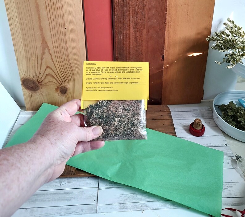 Peut inclure: Un petit sachet jaune de m&eacute;lange d'assaisonnement pour trempette &agrave; l'ail. Le sachet est &eacute;tiquet&eacute; avec des instructions pour faire une trempette &agrave; l'ail, notamment en combinant 2 cuill&egrave;res &agrave; soupe du m&eacute;lange avec 1/2 lb de beurre ou de margarine ramolli, 1/2 tasse de cr&egrave;me sure et 1 cuill&egrave;re &agrave; soupe de jus de citron. Le sachet comprend &eacute;galement le texte "The Backyard Patch".