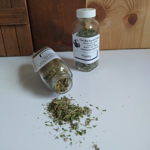 Pu&ograve; includere: Due barattoli di vetro pieni di erbe secche etichettati "The Backyard Pantry" con il testo "Handmade Herbal Seasonings" e "Poultry".