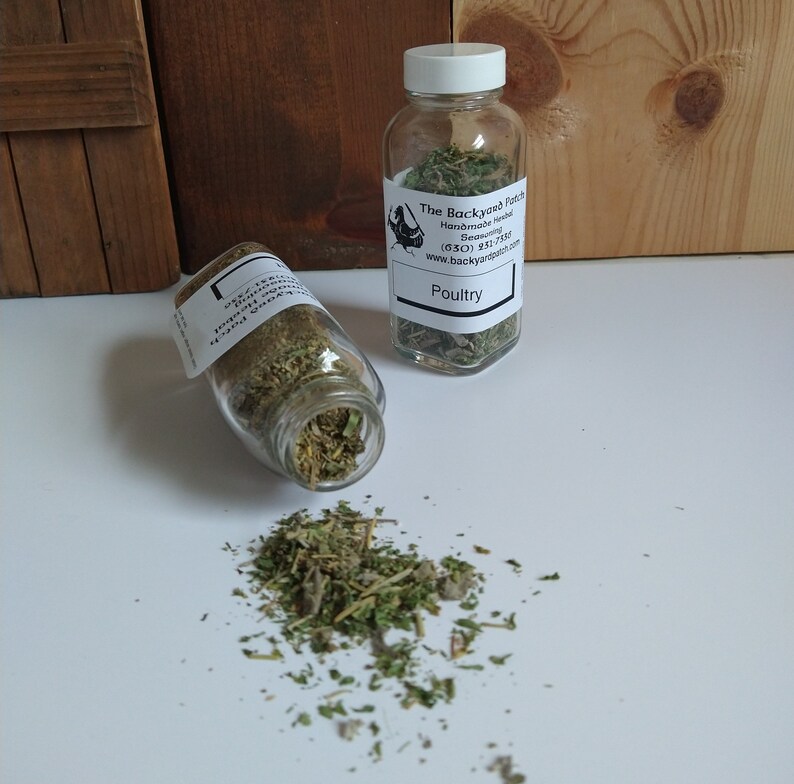 Pu&ograve; includere: Due barattoli di vetro pieni di erbe secche etichettati "The Backyard Pantry" con il testo "Handmade Herbal Seasonings" e "Poultry".