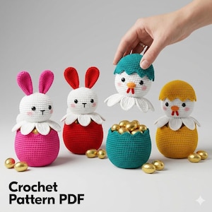 Può includere: Una collezione di decorazioni pasquali all'uncinetto fatte a mano. Il set include due figure di coniglietti con orecchie rosa e rosse, due figure di pulcini e un contenitore a forma di uovo turchese pieno di ovetti di cioccolato dorati. Il testo "Crochet Pattern PDF" è in basso.
