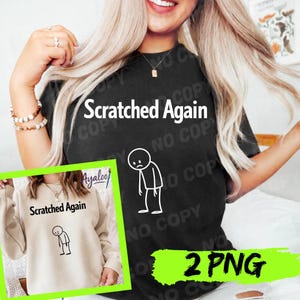 Könnte beinhalten: Schwarzes T-Shirt mit dem weißen Text "Scratched Again" und einer minimalistischen Zeichnung einer traurigen Figur. Ein zweites Bild zeigt einen beigen Pullover mit dem gleichen Design. Die Worte "2 PNG" stehen in einem grünen Rechteck.