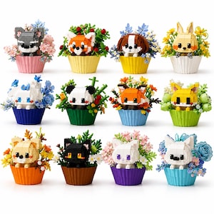Könnte beinhalten: Eine Sammlung von zwölf Miniatur-Tierfiguren aus kleinen Bausteinen, die jeweils in einer bunten Silikon-Muffinform sitzen und von verschiedenen künstlichen Blumenarrangements aus Kunststoff umgeben sind.