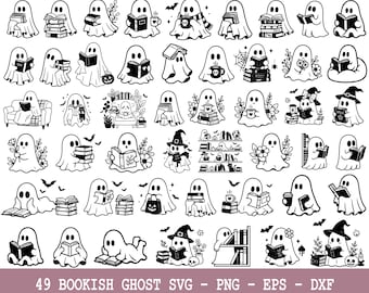 Op de afbeelding: Een verzameling van 49 zwart-wit illustraties van geesten, elk bezig met boeken of gerelateerde activiteiten. Sommige geesten lezen, drinken koffie of dragen heksenhoeden. De tekst "49 Bookish Ghost SVG - PNG - EPS - DXX" staat onderaan.