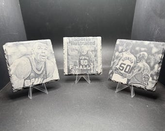 Dessous de verre en ardoise gravé au laser de 4 po. – Personnalisés et produits dérivés des San Antonio Spurs de David Robinson