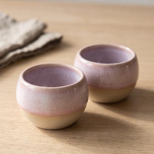 Set aus 2 handgefertigten Keramiktassen, rosa glasiertes Porzellan