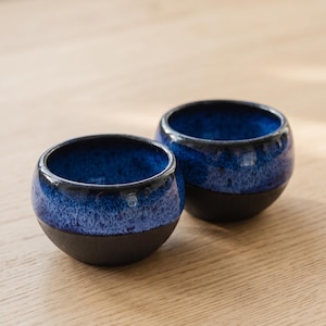 Conjunto de duas xícaras artesanais de cerâmica preta com esmalte azul, tamanho expresso - Ideia de presente para amantes de café